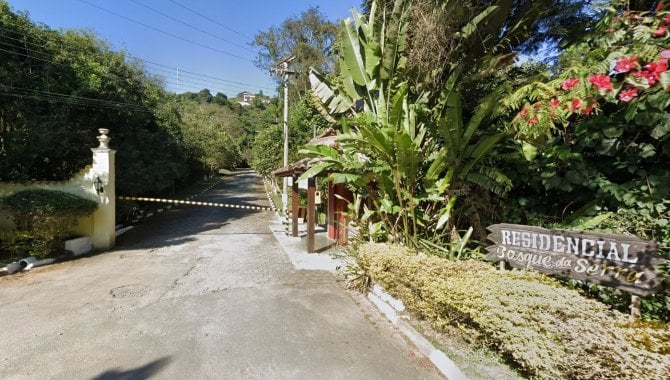 Terreno amplo 1.522 m² com acesso ao condomínio, ocupado