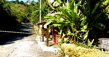 Terreno amplo 1.522 m² com acesso ao condomínio, ocupado