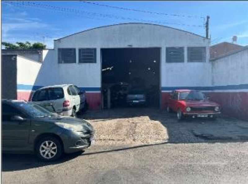 Barracão comercial com 240m², ideal para investimento