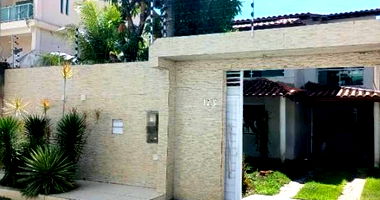 Casa espaçosa com 230m² de área total, ocupada e pronta para investimento