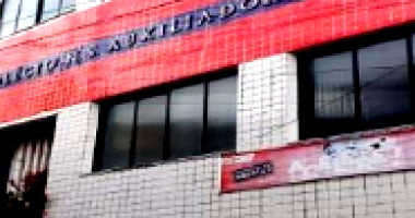 Sobrado com 4 portas e 4 janelas