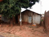 Casa de madeira com salão de tijolos e terreno de 314m²