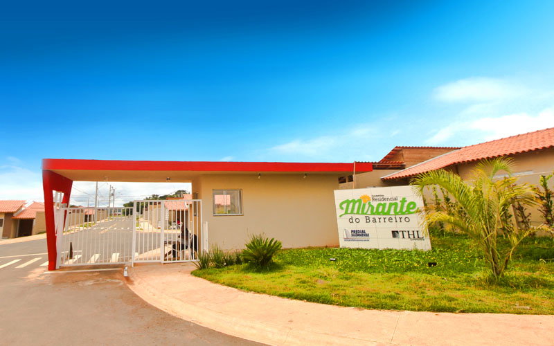 Casa em Condomínio com Quintal e 2 Vagas
