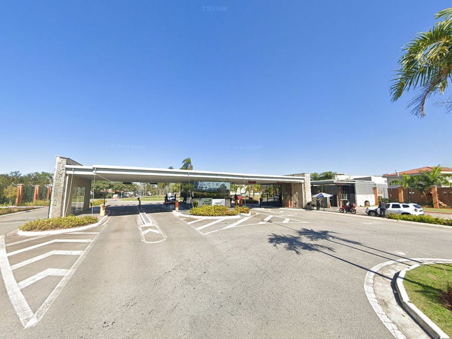 Terreno amplo de 605m² em condomínio fechado, pronto para construir