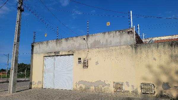 Casa com 2 quartos, 2 banheiros, 2 vagas e 85m² construída