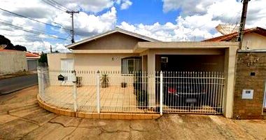 Casa Ocupada no Conjunto Habitacional Vila Cosmos