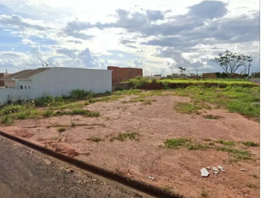 Terreno desocupado com 150m² em ótima localização