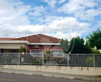 Casa com 4 quartos e 2 banheiros em terreno de 760 m²