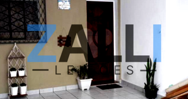 Casa residencial com 77m² de terreno e 125m² construída, 0 vagas