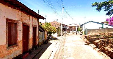 Grande terreno com casa de 18 cômodos em Niquelândia/GO