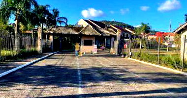 Casa espaçosa com 3 quartos em condomínio fechado