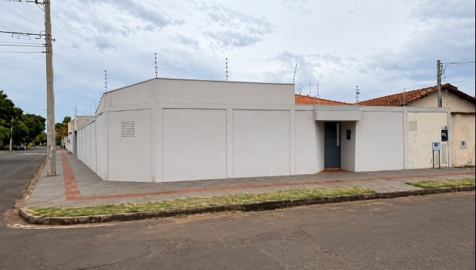 Casa 315m² com 4 quartos e piscina em condomínio fechado