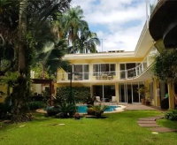 Casa de Alto Padrão com 537m², 5 quartos, 4 banheiros, 2 vagas, desocupada