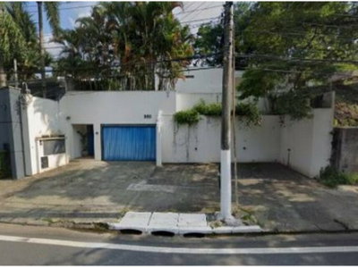 Casa ocupada com 3 suítes e 450m² construídos