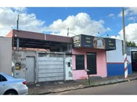 Casa ocupada com 179,91m² e salão