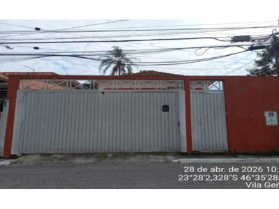 Casa ocupada com 100 m² construídos