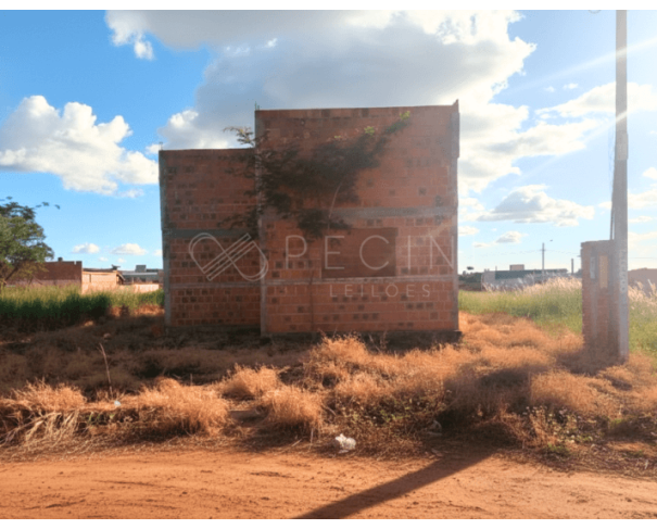 Terreno com casa em construção, 332m²