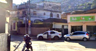 Casa com 4 quartos, área construída ampla, desocupada