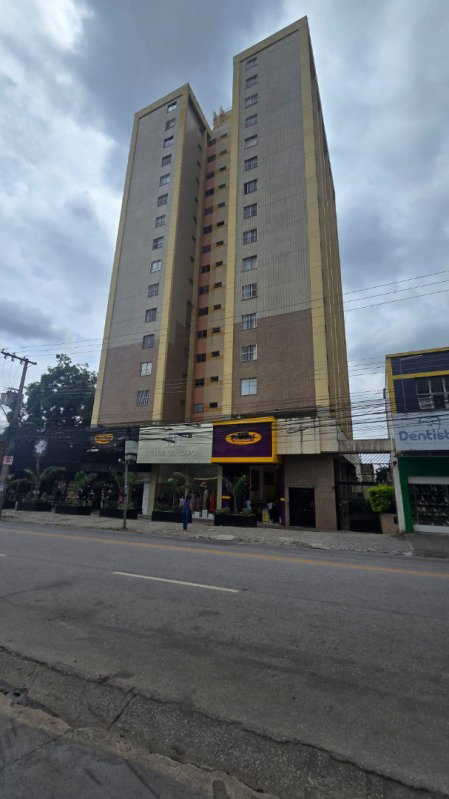 Conjunto de lojas comerciais com 3 banheiros e 434,18 m² de área construída