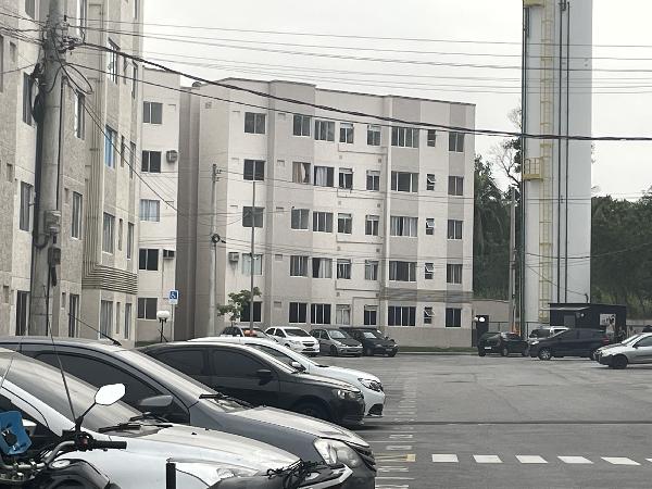 Apartamento com 2 Quartos e Área de Serviço em Santa Cruz