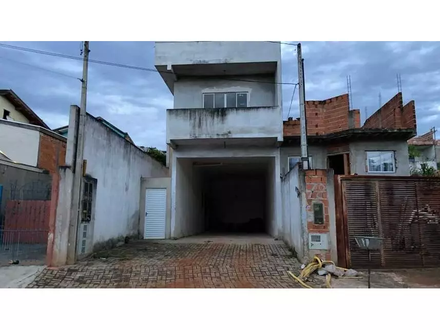 Casa em Leilão com 4 Quartos e 2 Banheiros