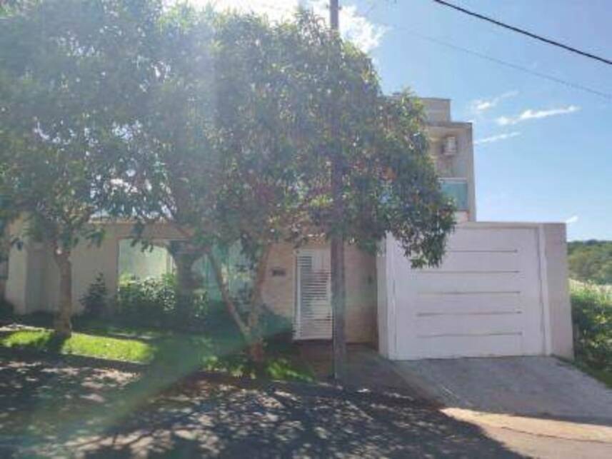 Casa padrão ocupada com 3 quartos, 2 banheiros e 2 vagas