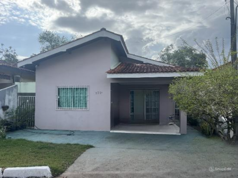 Casa residencial com 3 dormitórios, 1 suíte, 1 banheiro e 1 vaga