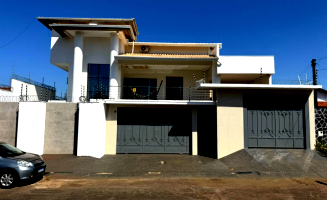 Casa residencial com terreno de 450m² em condições para moradia