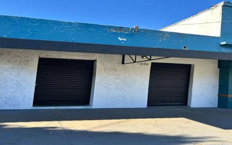 Salão comercial com 62,87 m² e porta de esteira