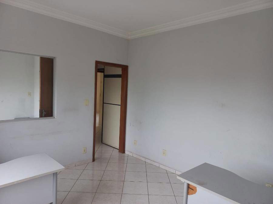 Casa espaçosa de 242m² construída, ocupada, perfeita para reformas