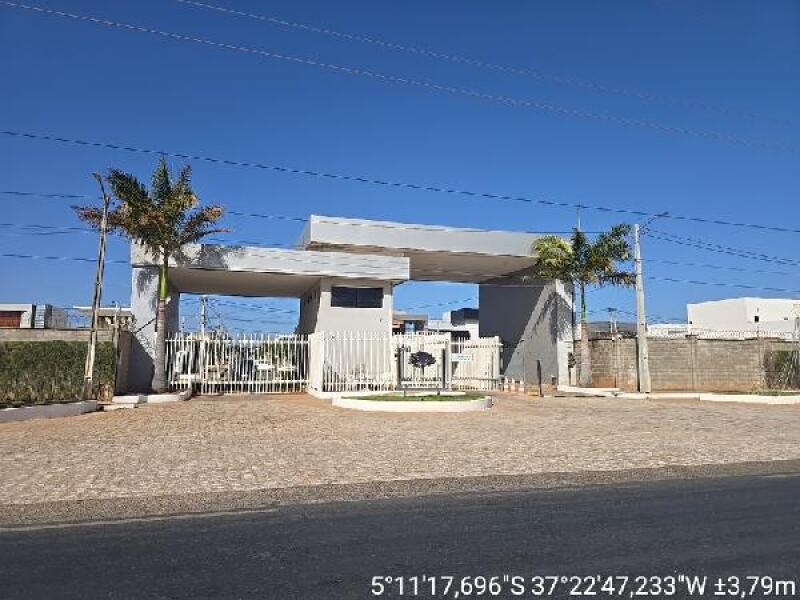 Casa com 3 quartos, 2 banheiros, 1 vaga, 243,86m² total
