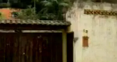 Casa em leilão com 4 quartos e 90m² construída