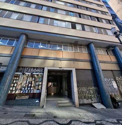 Loja comercial com 2 banheiros e 152,36m², ocupada