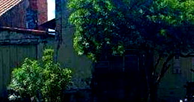 Casa padrão com 3 quartos, 2 banheiros, 2 vagas, área construída ampla, ocupada