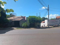 Casa padrão com 3 quartos, 2 banheiros, 2 vagas, área construída ampla, ocupada