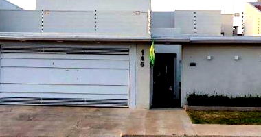 Casa aconchegante com 2 quartos, 2 banheiros e 1 vaga, ocupada e pronta para investimento