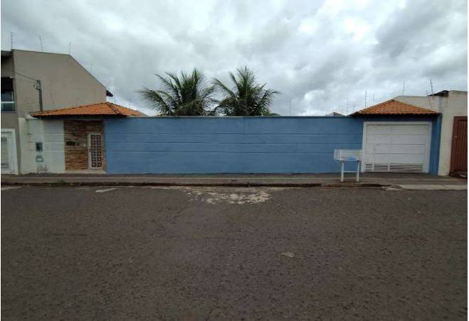 Casa com 3 quartos, 2 banheiros e 349m² construída, ocupada