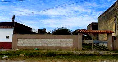 Casa padrão com 300m² terreno e 75m² construída, ocupada