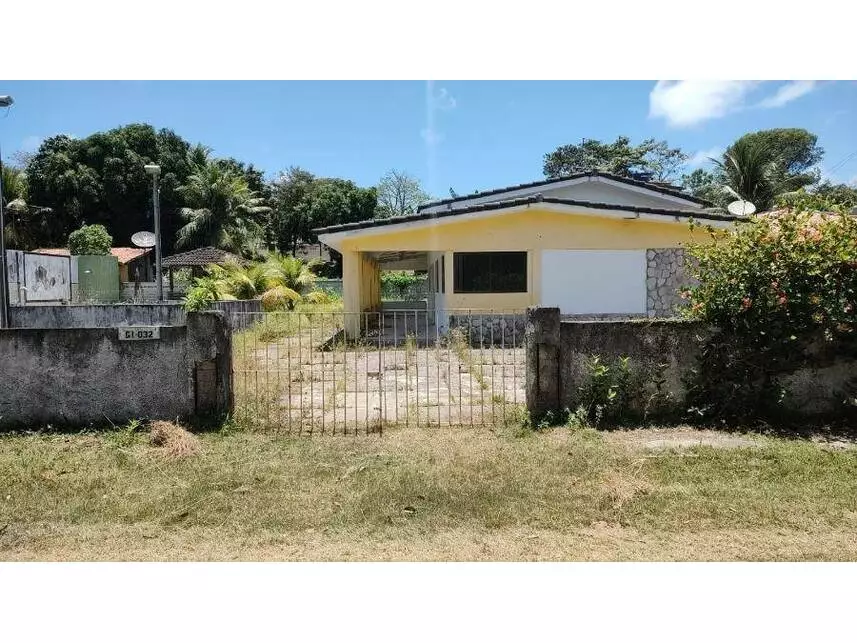 Casa Desocupada em Leilão com 420m² de Terreno