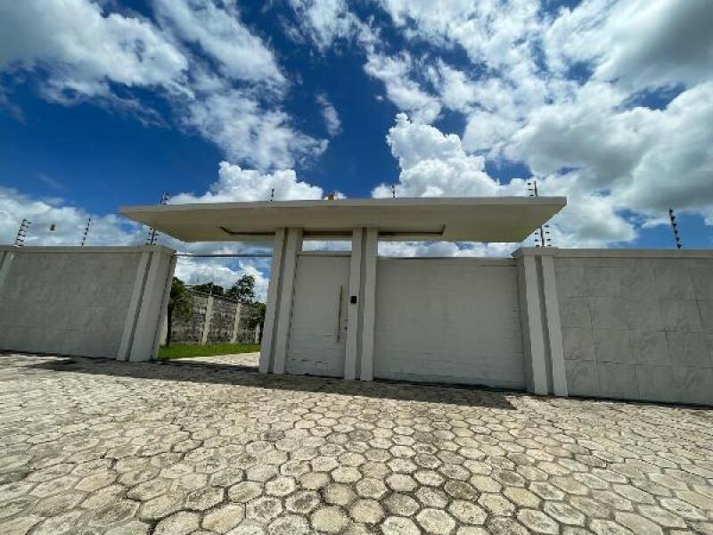 Terreno com 180 m², sem quartos, banheiros ou vagas
