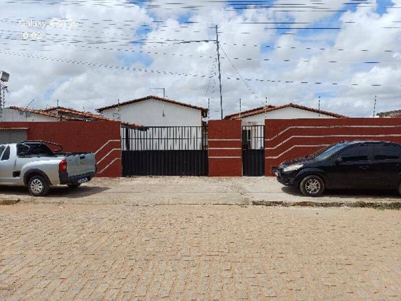 Casa com 2 quartos, 1 banheiro e 1 vaga de garagem