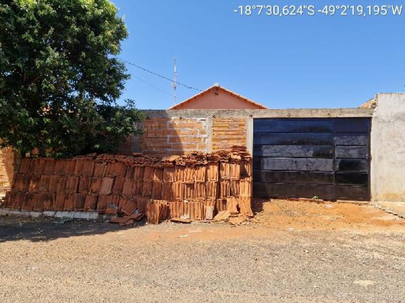 Casa com 2 Quartos e 1 Vaga em Buriti Alegre