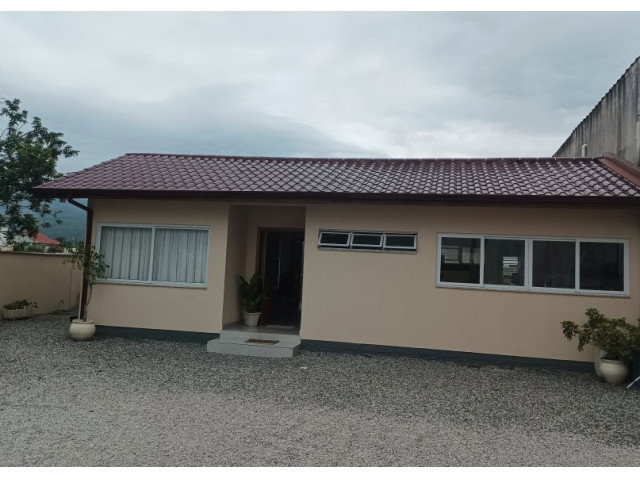 Casa com 166,08m² e terreno de 626,15m² em Tijucas/SC