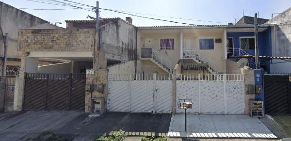 Casa com 2 quartos, 1 banheiro e área de serviço