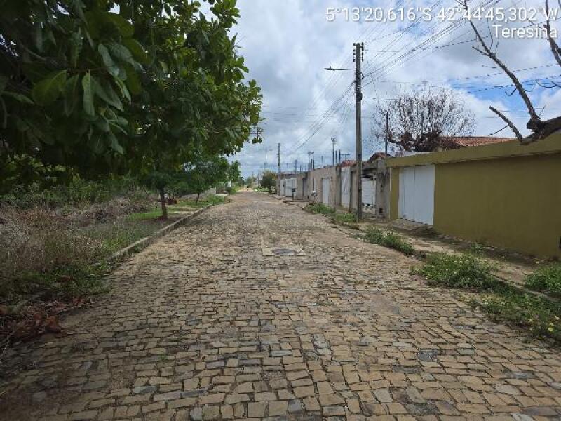 Casa com 3 quartos e 2 banheiros, 60,7 m², desocupada