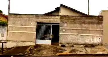 Casa com 2 quartos e 1 suíte em leilão