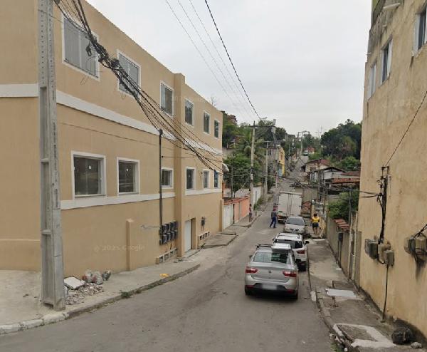Casa com 2 quartos, 1 banheiro e área de serviço