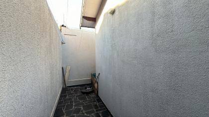 Casa desocupada com 3 quartos, 1 banheiro e 1 vaga