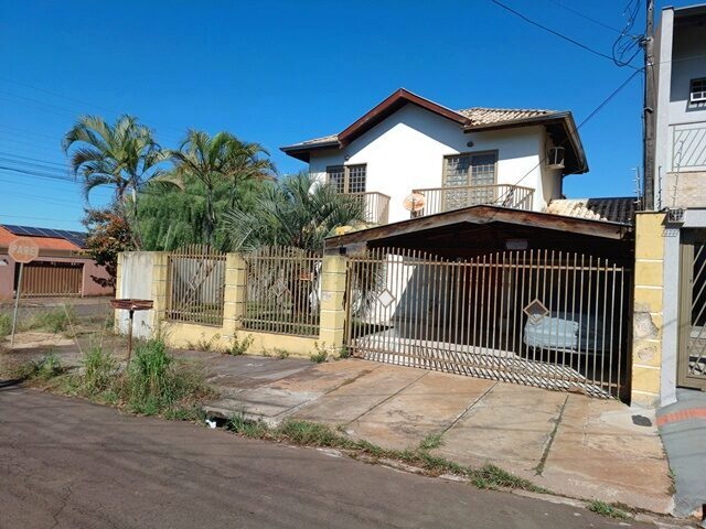 Sobrado com 3 dormitórios, suíte e área de lazer em Londrina