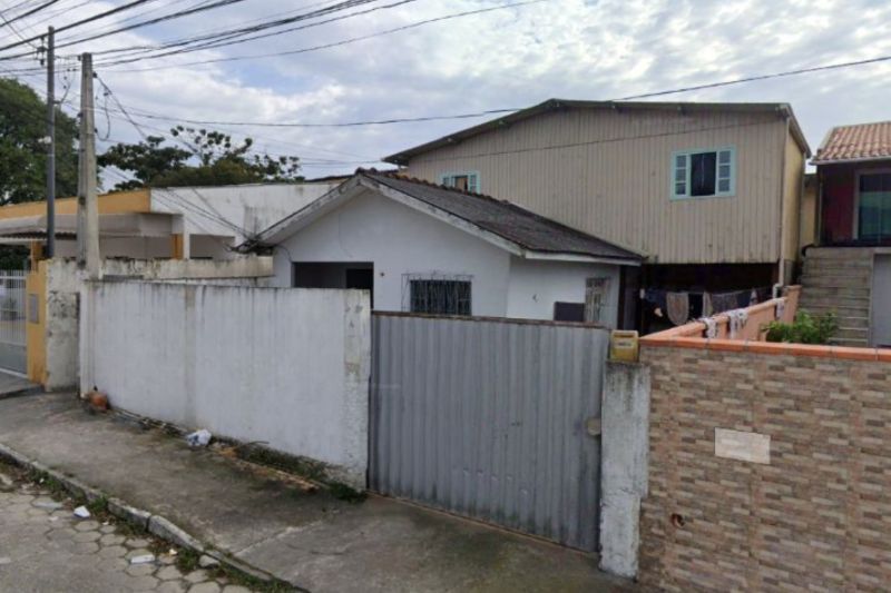 Casa com terreno de 250m² e benfeitorias, desocupada
